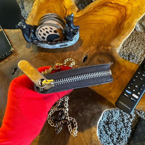 Louis Vuitton
Damier Pattern Zippy Wallet - Picture 5 of 17